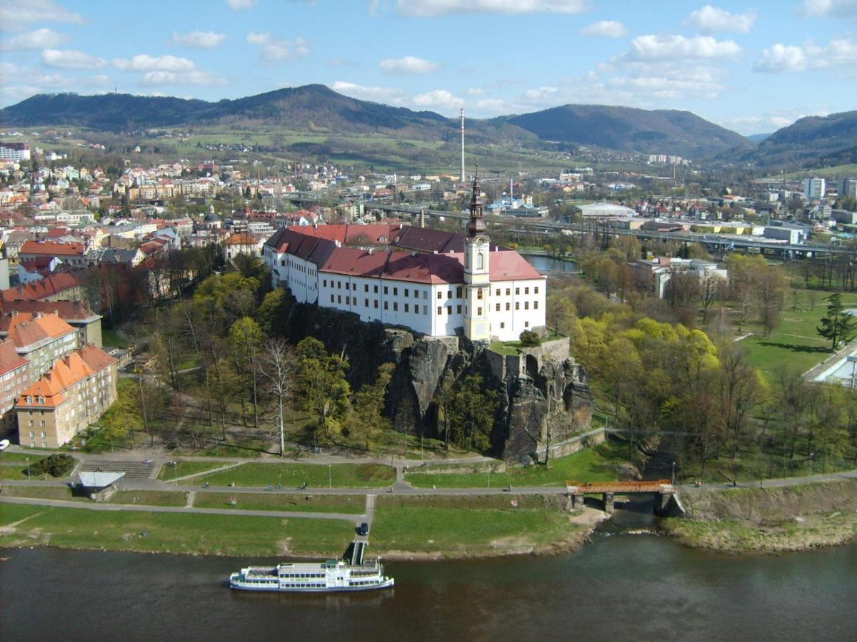 Byt S Jedinecnym Vyhledem Decin Buitenkant foto